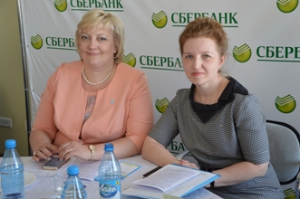 Ирина Грудинина – управляющий Кызылским отделением  № 8591 ПАО Сбербанк (справа) и Елена Каратаева – министр экономики РТ(слева) (1).JPG